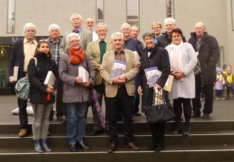 Autoren und Mitglieder des Redaktionsteams präsentieren das neue Jahresheft und rechts vorn: Andrea Schrahe ,Abteilungsleiterin Marketing/Öffentlichkeitsarbeit VR Bank Rhein-Sieg eG