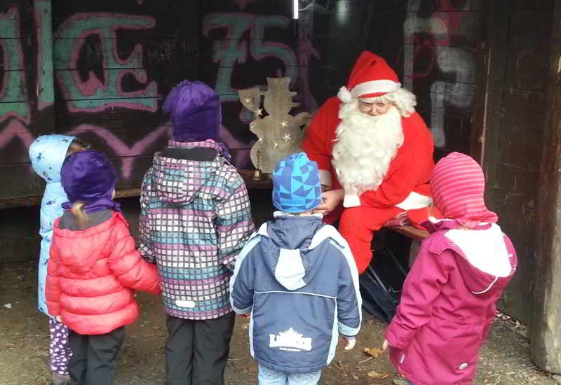 Im letzten Jahr haben die Kinder den Weihnachtsmann tatsächlich im Waldpark gefunden.