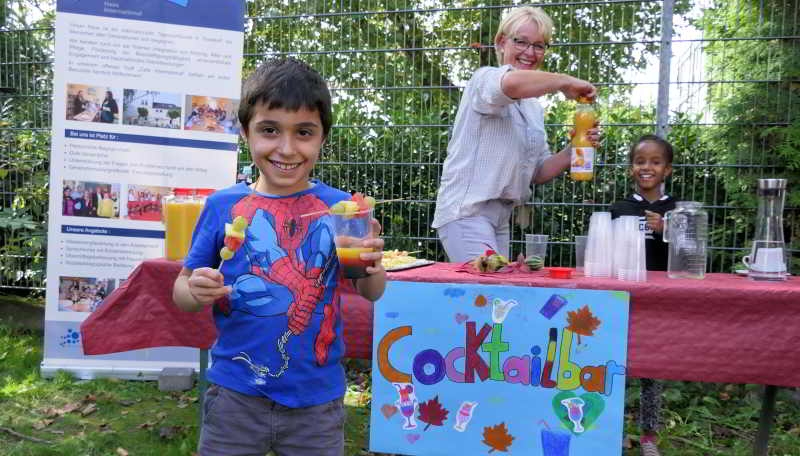 Fröhliche Kinder mit Betreuerin.