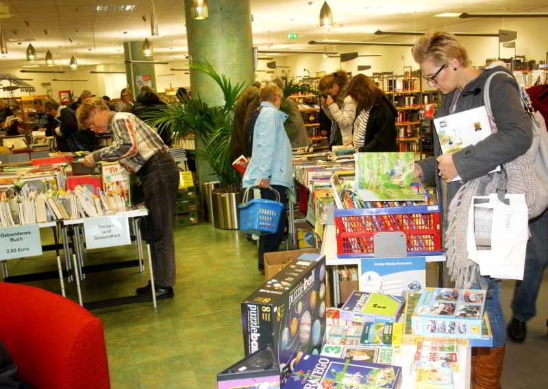 Nicht nur Bücher sind im Angebot beim Medienflohmarkt in der Stadtbibliothek.