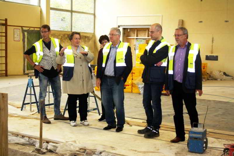 Vertreter aus Vereinen und Stadtverwaltung informierten sich über den Stand des Umbaus.