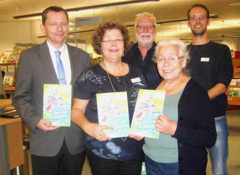 Freuten sich über erfolgreiches Lesefest: v.l. Lutz-Peter Reinhardt, Sparda Bank eG, stellvertretende Bibliotheksleiterin Heidrun Heizmann, Dr. Berthold Heizmann und Ingeborg Haase vom Förderverein und Frank Barion, Leiter der Kinder- und Jugendabteilung der Stadtbibliothek.