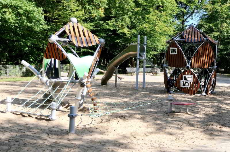 Muten futuristisch an: Neue Seilklettergeräte des Spielplatzes auf Burg Wissem.