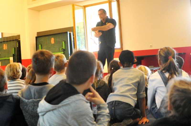 Zauberer Martin begeisterte die jungen Gäste des Jubiläumsfests.