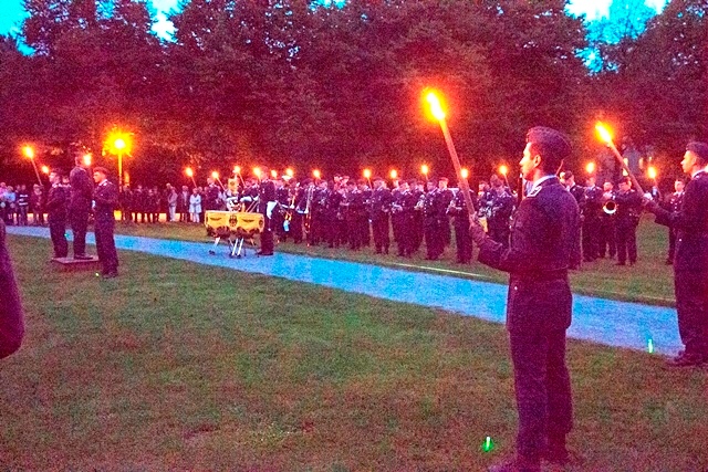 Zur Ausstellungseröffnung spielte das Luftwaffen-Musikkorps vor Burg Wissem.