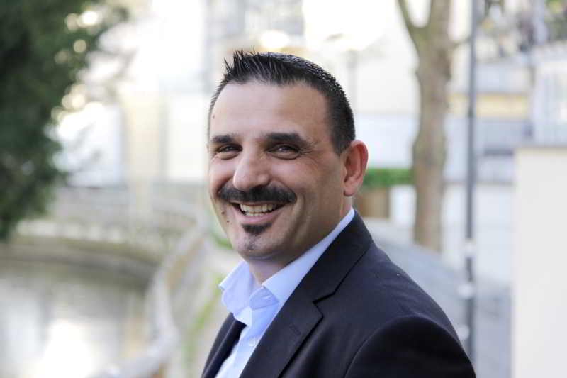 Erkan Zorlu vom Integrationsrat der Stadt Troisdorf ruft zur Teilnahme an der Bundestagswahl auf.