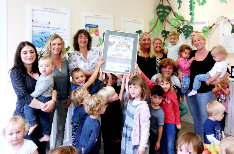 Freude über das Zertifikat: 2.v.l. Kita-Leiterin Kerstin Oberheide mit 3.v.l. Yasmin Gross sowie Erzieherinnen und Kinder in der Kita Bismarckplatz.