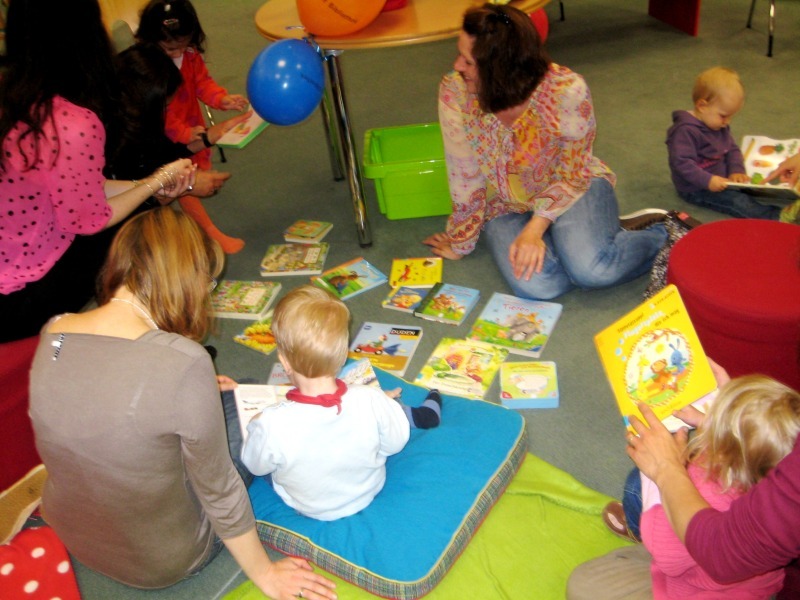 Büchermäuse in Aktion: Kleine Kinder entdecken Bücher in der Stadtbibliothek.