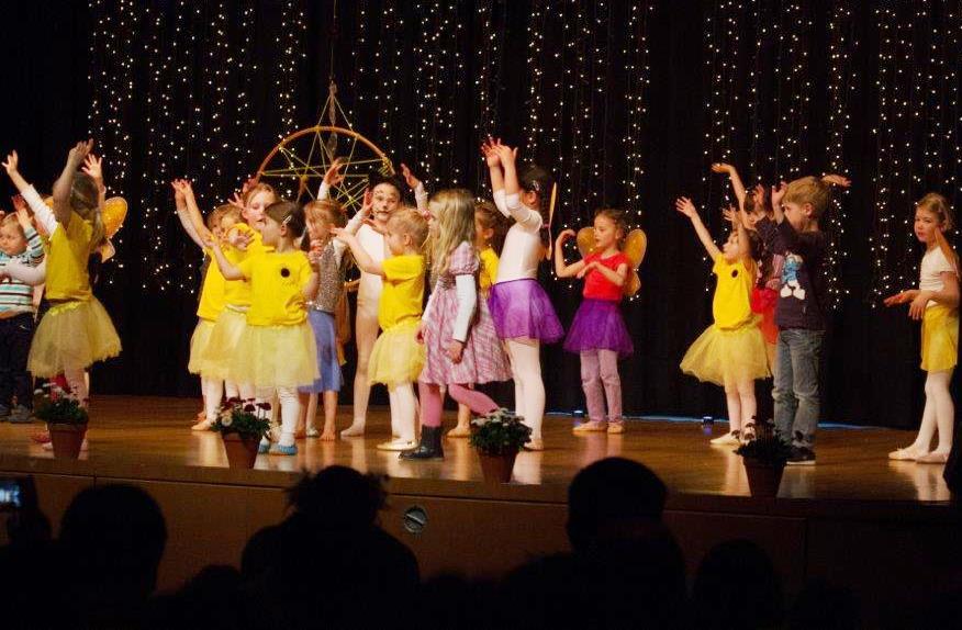 Kinder und Jugendliche zeigen ihr Können in einer Tanzrevue.