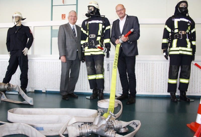 Bürgermeister und Dezernent machen auf die Arbeit der Feuerwehr aufmerksam.