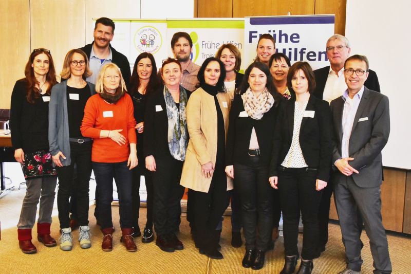 Landrat Sebastian Schuster (2.v.r.) und Kreissozialdezernent Dieter Schmitz (rechts) mit einigen Teilnehmenden der Tagung.