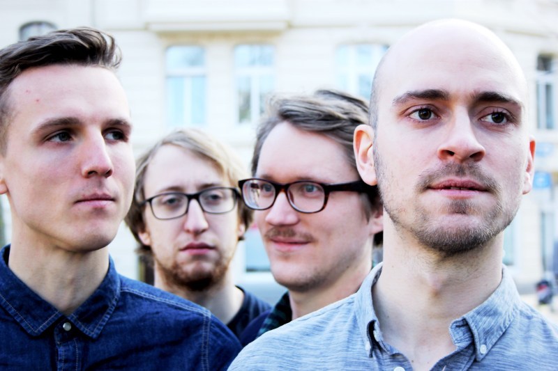 Die Band Own Your Bones.