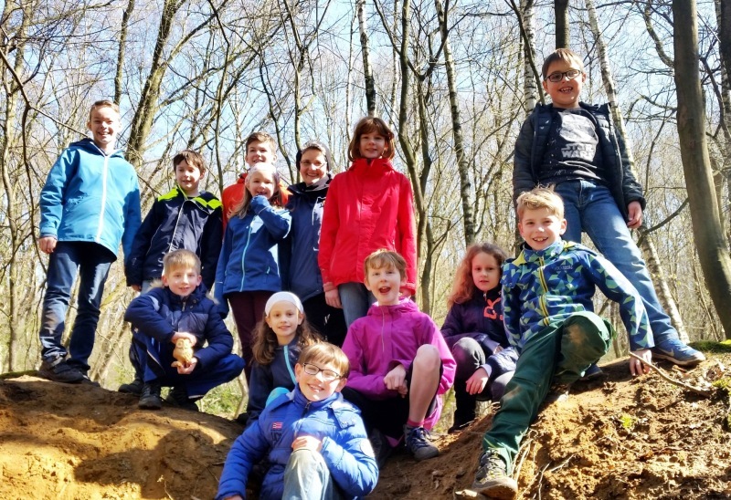 Wald und Flur entdeckt: Petra Benay-Schröder (Mitte) war mit den Kindern unterwegs.