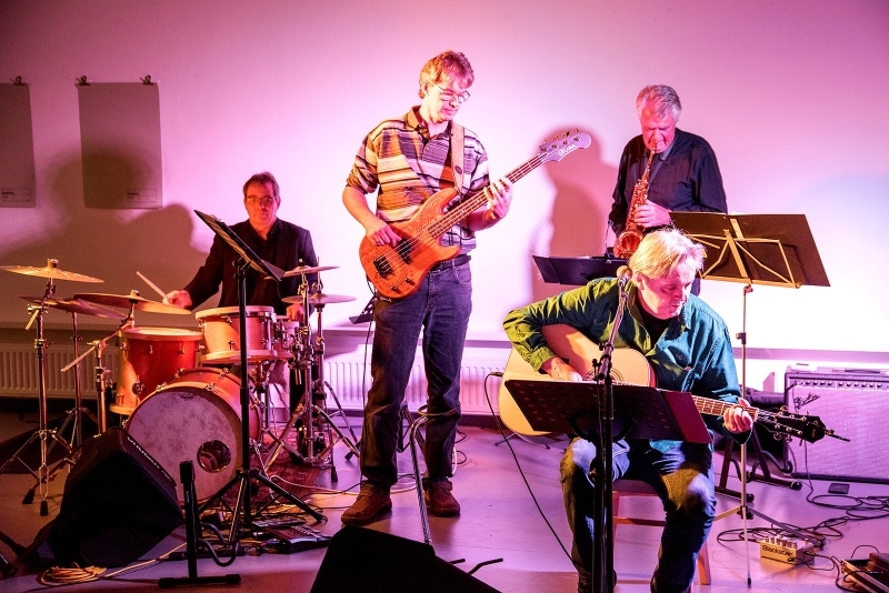 Peter Bongartz (vorne) und seine Band in Aktion. Foto: Frank Baquet.