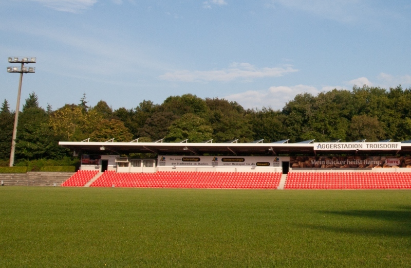 Das Aggerstadion mit einem der Flutlichtmasten.