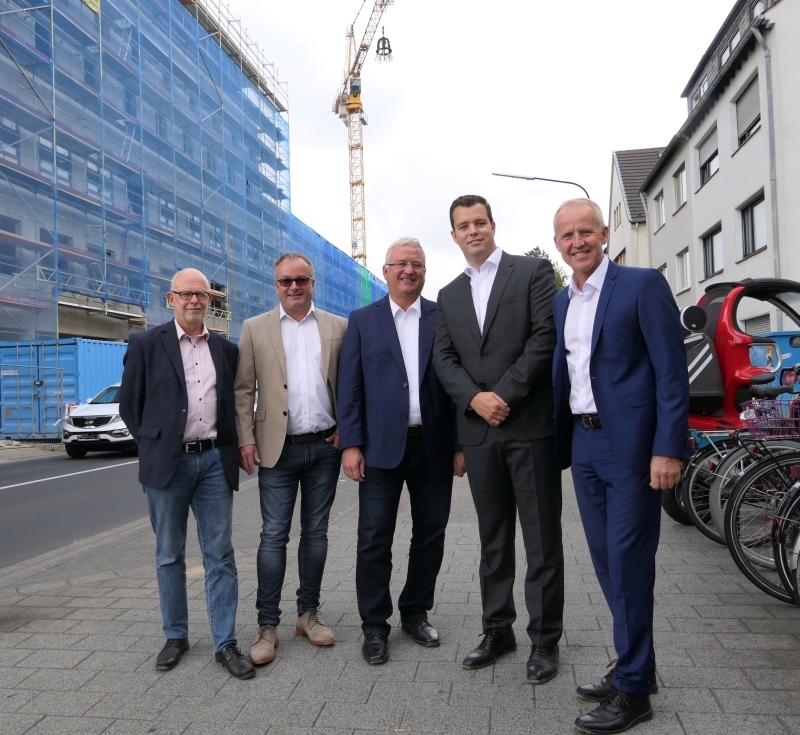 Bürgermeister Klaus-Werner Jablonski (mitte) mit Claus Chrispeels (links) und Walter Schaaf (rechts) von der Stadtverwaltung sowie mit Bauunternehmer Bernhard Brodeßer (2. von links) und Investor Kevin Egenolf