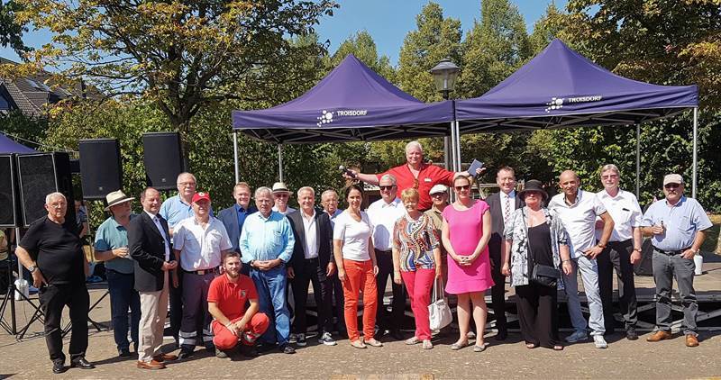 Ortsvorsteher Bogolowski (links) mit vielen Ehrengästen, darunter Bürgermeister Klaus-Werner Jablonski (Mitte).
