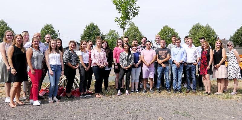 Nach getaner Pflanzarbeit: Die 20 neuen Auszubildenden der Stadtverwaltung.