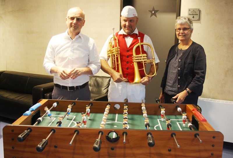 Immer am Ball: v.l. Alexander Krößner, Kabarettist „Eismann“ Skotty und Kulturamtsleiterin Astrid Fenner stellten das neue Veranstaltungprogramm vor.