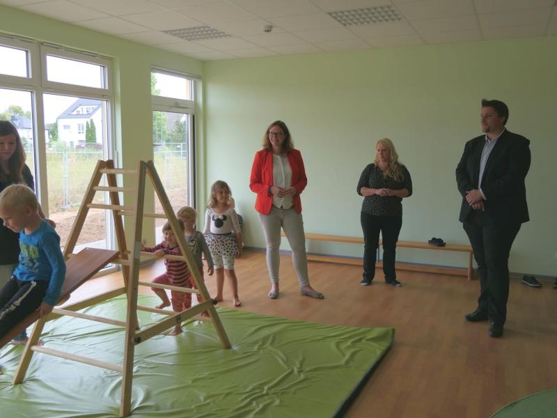 Kinder der neuen Kita in Bergheim mit Landtagsabgeordneter Gebauer, Leiterin Billen und Ausschussvorsitzendem Biber
