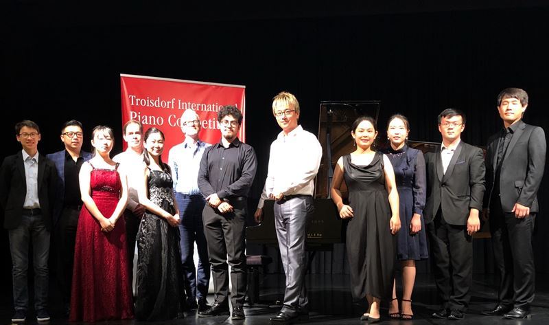 Jury-Mitglieder und Teilnehmerinnen und Teilnehmer des Klavierwettbewerbs.