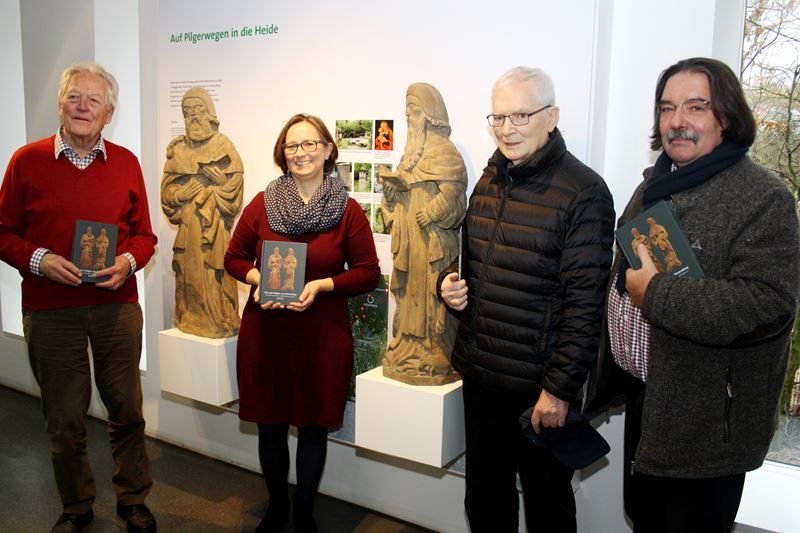 Freude über die Heiligenfiguren: v.l. Norbert Königshausen, Beate von Berg, Peter Haas und Professor Michael Werling.