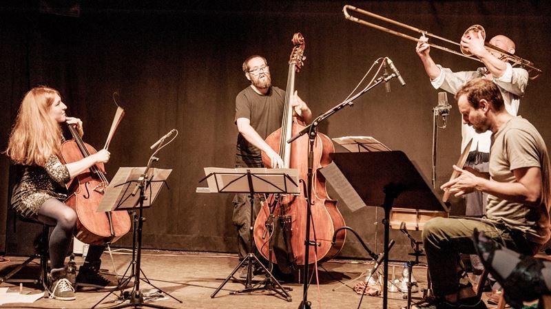 Das Quintett Emißatett (hier ohne den Pianisten) spielt und improvisiert im Kunsthaus.