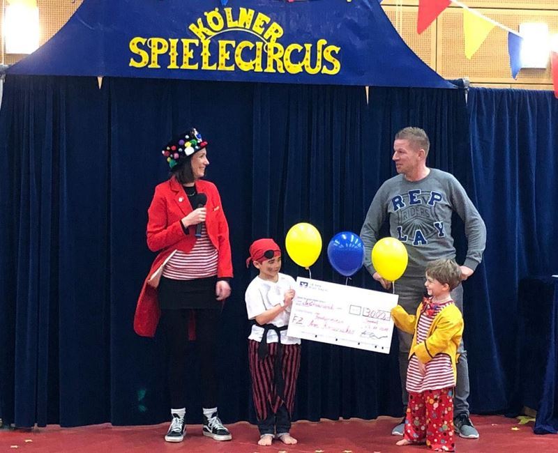 „Zirkusdirektorin“ und Erzieherin Hannah Frost mit Spender Michael Fischer und Kindern der Kita.