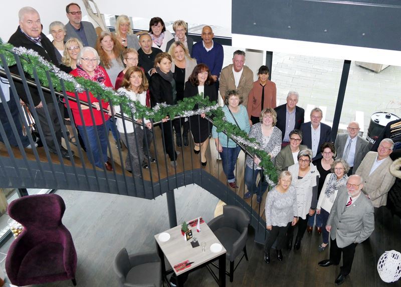 Dank für langjährige Arbeit: Bürgermeister Klaus-Werner Jablonski (rechts) mit Jubilaren und Ruheständlern.