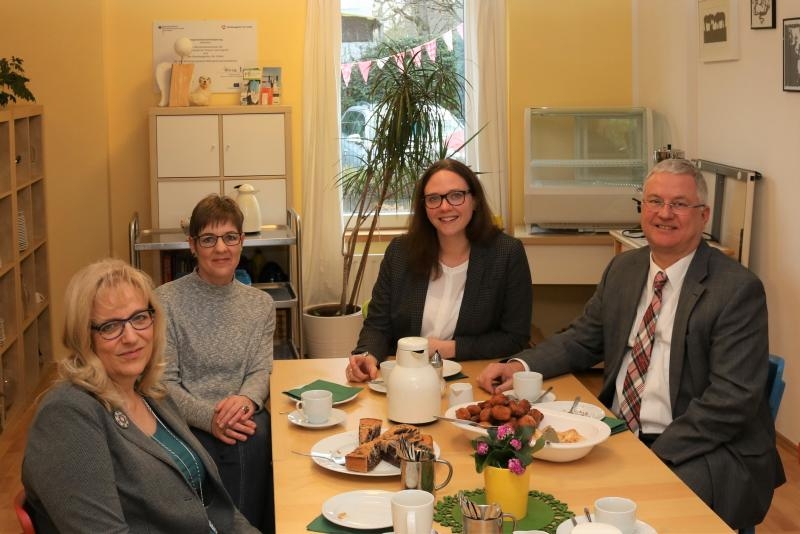 Sozialamtsleiterin Ulrike Hanke, die stellv. Leiterin des Mehrgenerationenhauses Heike Käpper, die Landtagsabgeordnete Katharina Gebauer und Bürgermeister Klaus-Werner Jablonski im Mehrgenerationenhaus