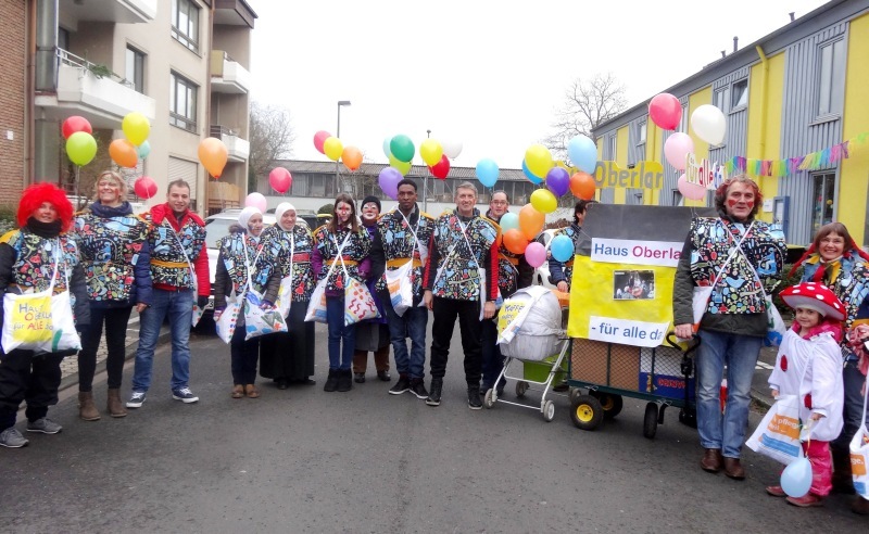 Ehrenamtler und Zugewanderte aus dem Haus Oberlar auf dem Weg zum Oberlarer Rosenmontagszug.
