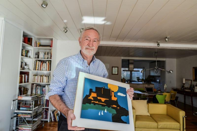 Rolf Möller mit einem seiner Werke.