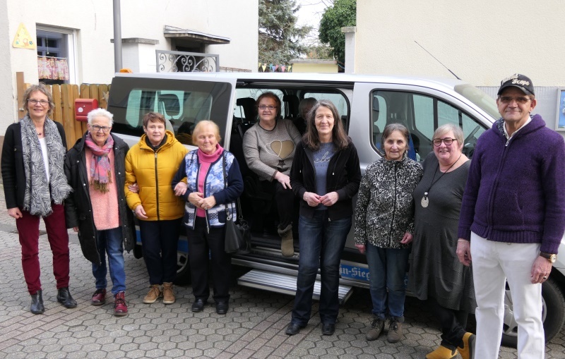 Freude über den neuen Kleinbus.