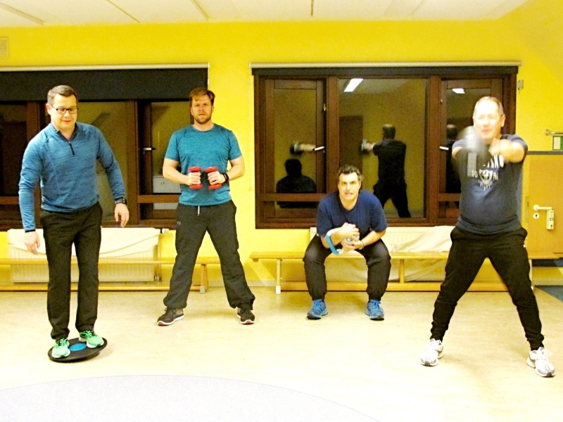Macht sichtlich Spaß und Muckis: Männer beim Fitness-Kurs im Altenrather Familienzentrum.