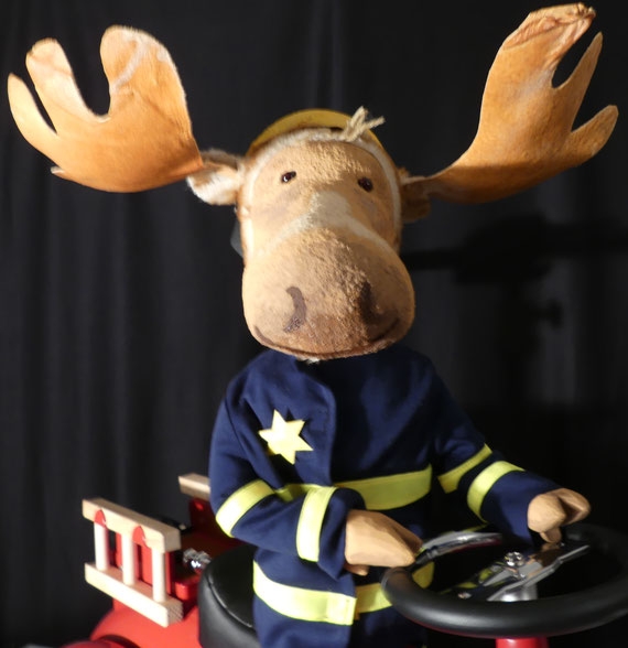 Finn fährt Feuerwehrauto.