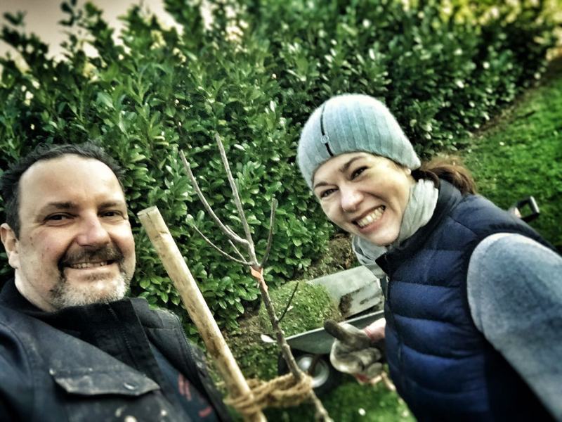 Martina Peters und Peter M. Fischer aus Spich freuen sich über die neuen Obstbäume.