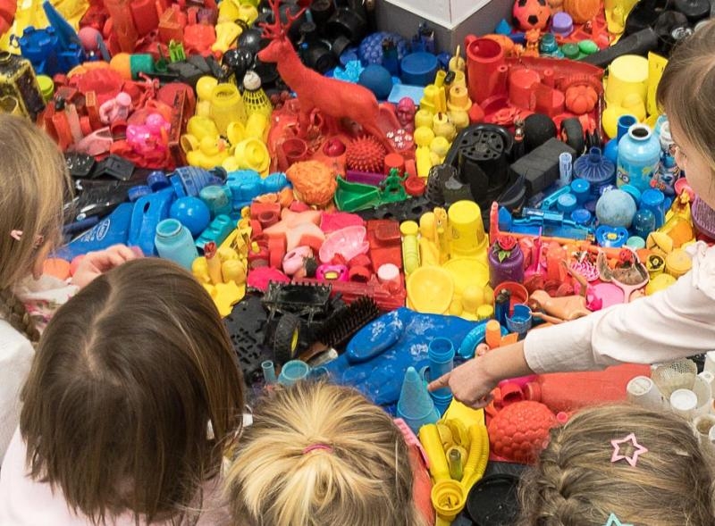 Fasziniert waren die Kinder von der Rhein-Plastikmüll-Kunst.