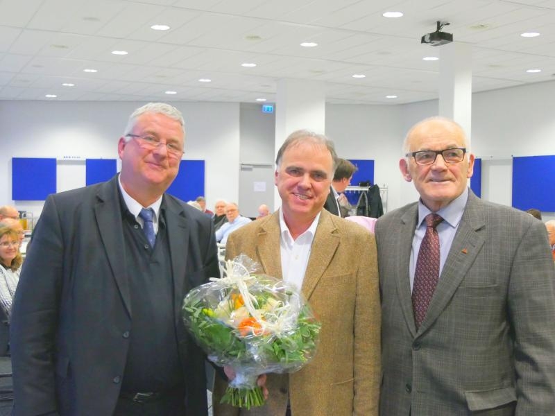 Bürgermeister Klaus-Werner Jablonski (l.), und der scheidende Oberlarer Ortsvorsteher Alfons Weißenfels (r.) nehmen dessen Nachfolger Ralf Kronenberg in die Mitte