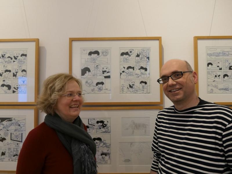 Dr. Pauline Liesen, Leiterin des Bilderbuchmuseums, und der Künstler Ulf K. vor dessen Arbeiten