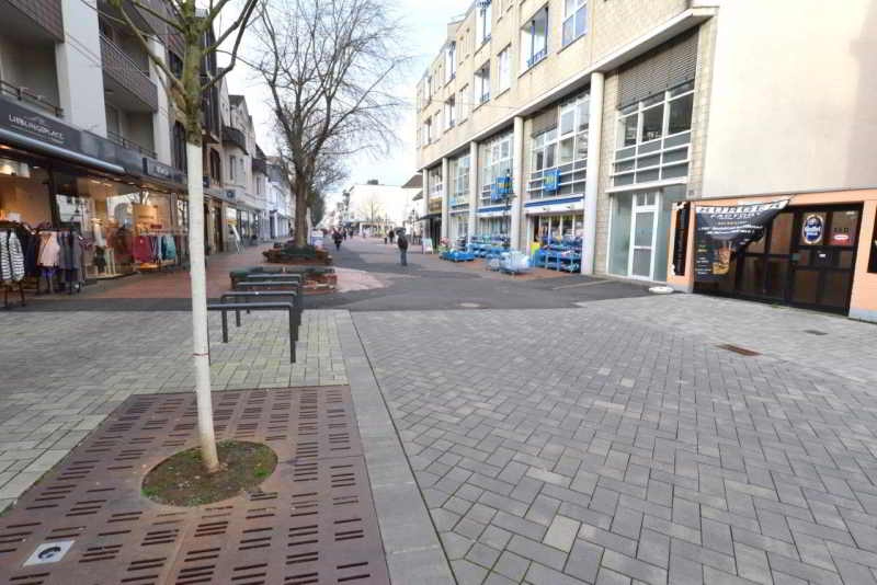 Vorher-Nachher: Am Übergang zum fünfen Bauabschnitt zeigt sich der neue Fahrbahn-Belag im Vergleich zum früheren und durch Tiefbauarbeiten in Mitleidenschaft gezogenen Klinker-Belag