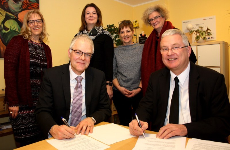 Bürgermeister Jablonski (rechts) unterzeichnete eine Kooperationsvereinbarung mit dem Jobcenter.