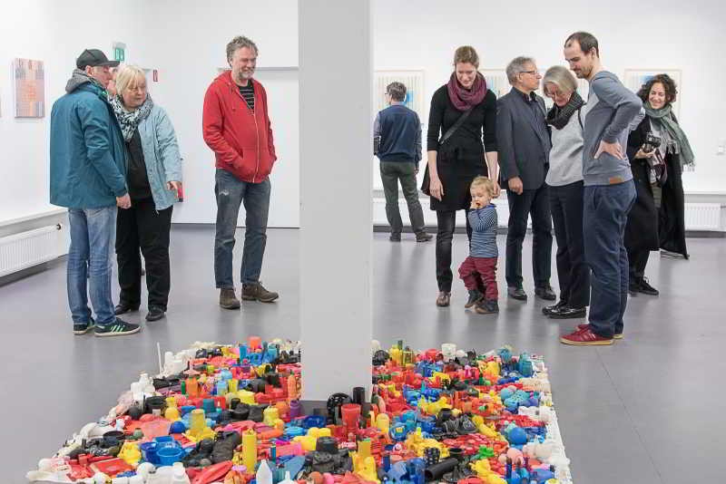 Überraschende Objekte erwarten die Ausstellungsbesucher.