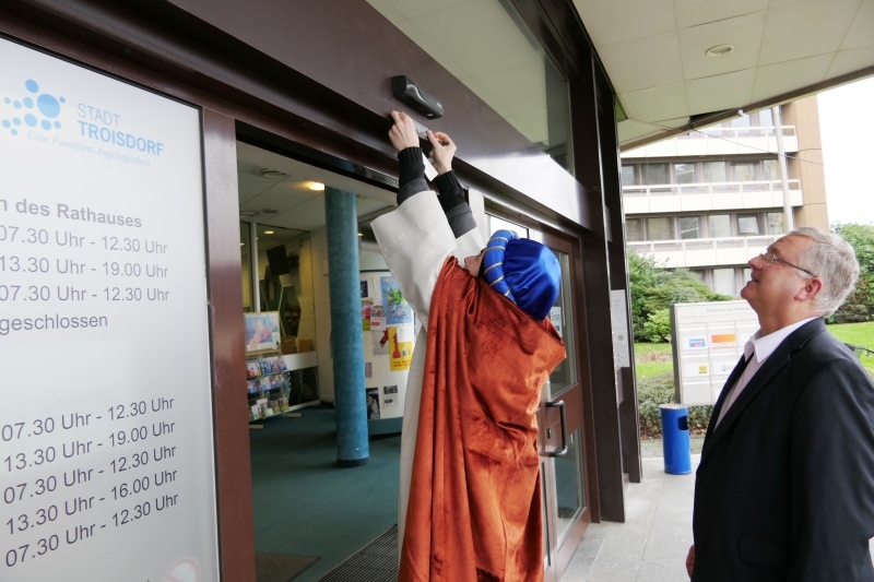 Florian Bermel war der größte der Sternsinger und klebte den Hinweis 20*C+M+B*18 an die Rathauspforte, unterstützt durch Bürgermeister Jablonski.