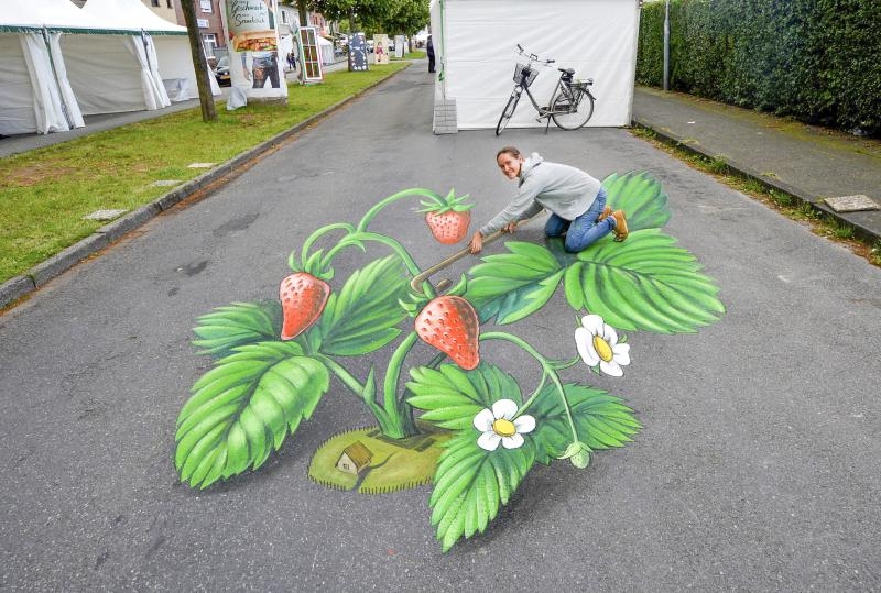 Verblüffender 3D-Effekt: Ein Blumenkasten wächst scheinbar aus dem Pflaster.