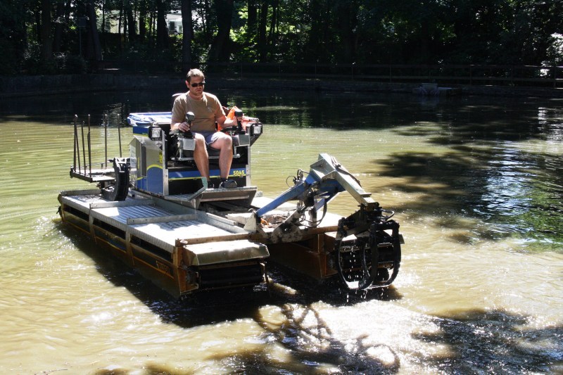 Ein Amphibienfahrzeug war auf dem Troisdorfer Teich unterwegs.