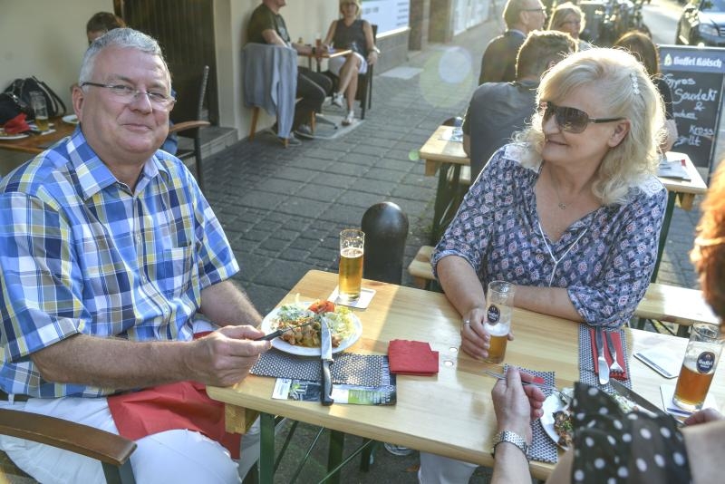 Auch Bürgermeister Klaus-Werner Jablonski und seine Frau genossen die Schlemmertour.