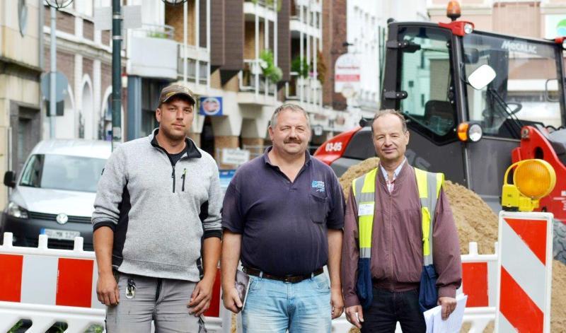 V.l. Vorarbeiter Michael Gut, Bauleiter Peter Schäfer und Ralph Zimmer von der Stadt.