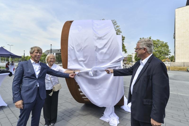 Hans-Josef Orth, Viola Metzner und Bürgermeister Jablonski enthüllen die Skulptur „Begegnung“