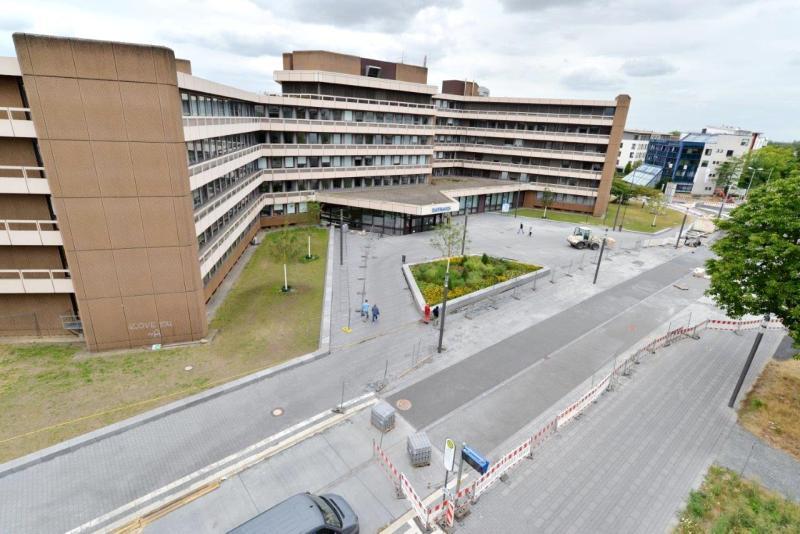 Vor dem Rathaus ist ein attraktiver urbaner Platz entstanden.