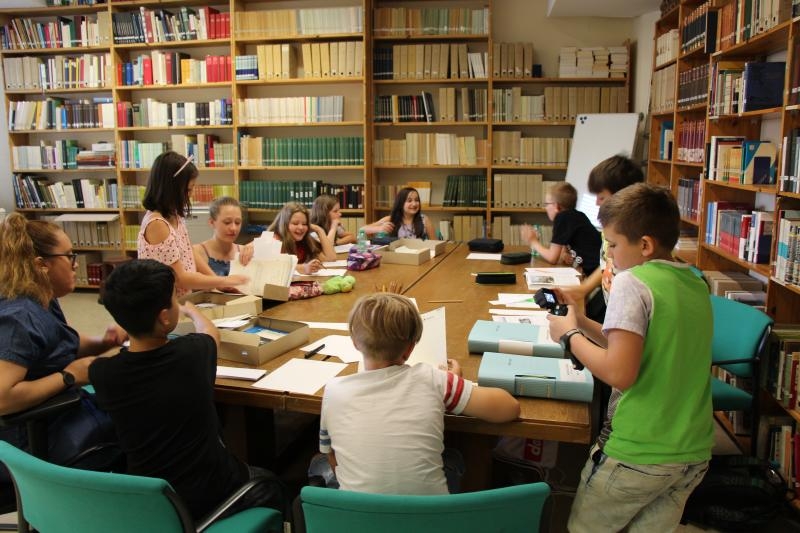 Kinder der Europaschule im Lesesaal des Archivs